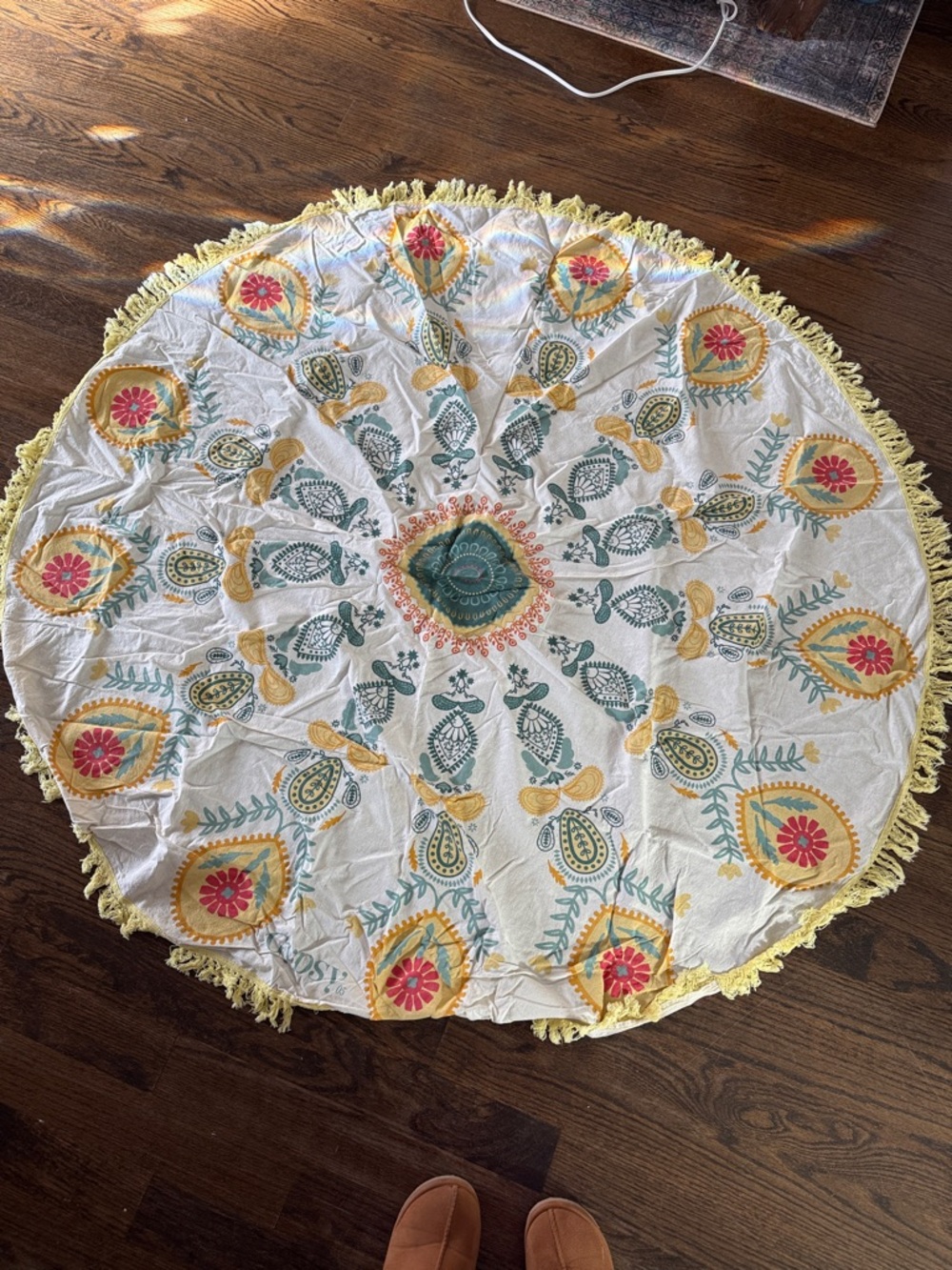 Gypsy 05 Round Floral Tassel Tapestry in White, Yellow, Green, Pink